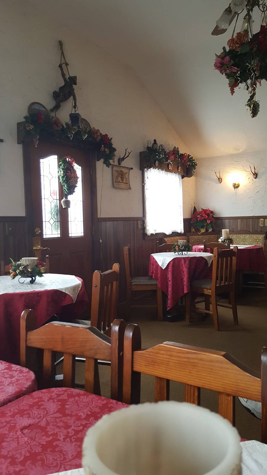 Gasthaus Edelweiss | restaurant | 276 Meadowlark St, Weber City, VA 24290, USA | 2763863724 OR +1 276-386-3724