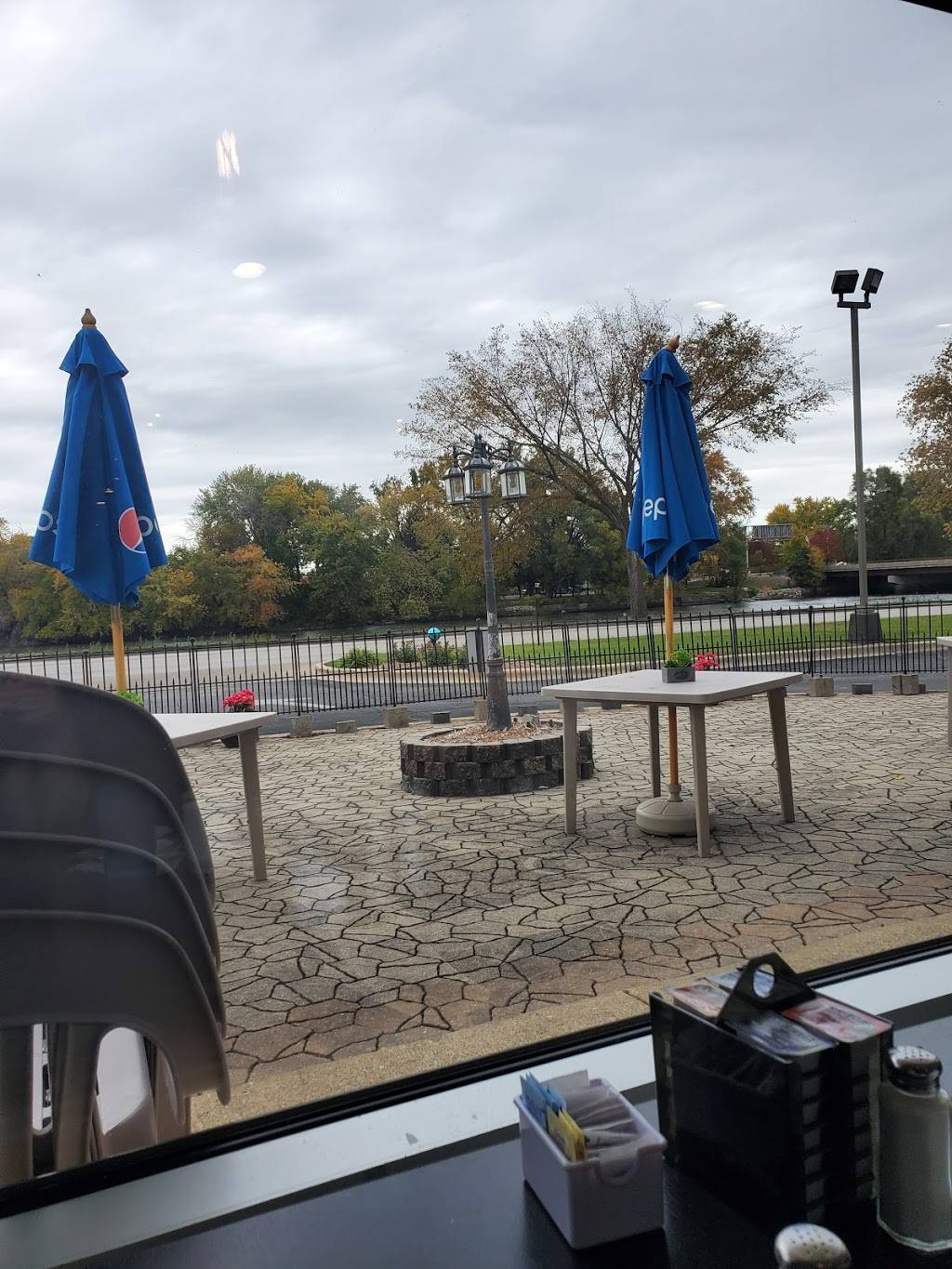 Silver dollar Restaurant | restaurant | 125 w Dixie Hwy, Momence, IL 60954, USA | 8155075150 OR +1 815-507-5150