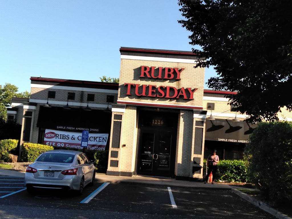 Ruby Tuesday | restaurant | 1226 Old Country Rd, Westbury, NY 11590, USA | 5162285176 OR +1 516-228-5176