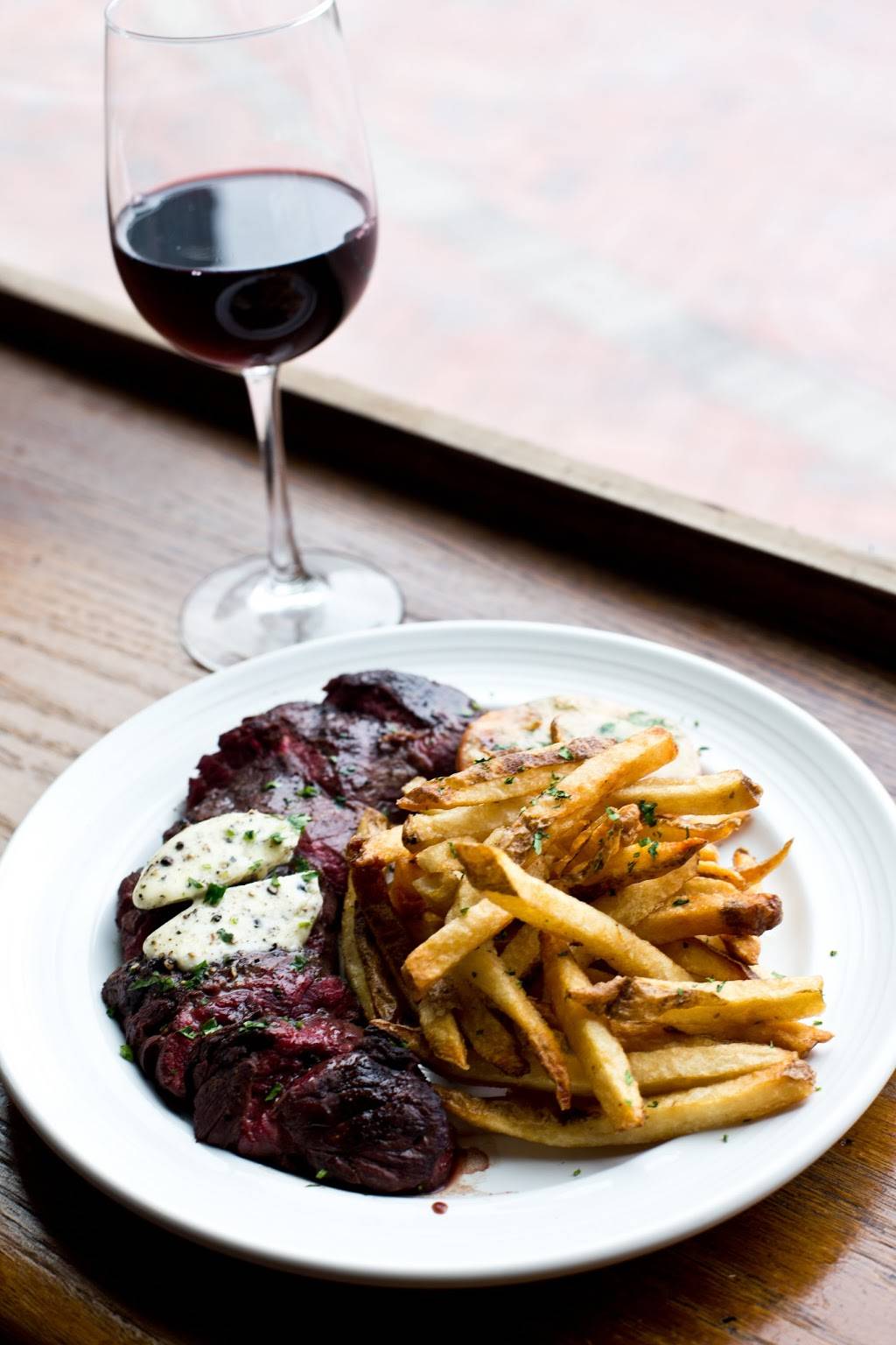 Quinns | restaurant | 1724-1744 Wilson Blvd, Arlington, VA 22209, USA | 7036403566 OR +1 703-640-3566