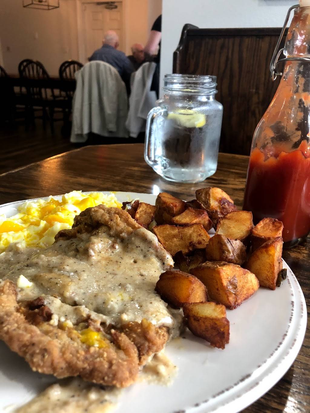 REVs Farmhouse | restaurant | 49271 Golden Oak Loop, Oakhurst, CA 93644, USA | 5596583276 OR +1 559-658-3276