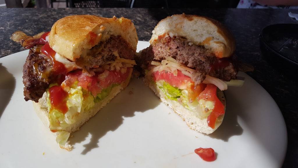 The Crazy Gator | restaurant | 402 N Bay St, Eustis, FL 32726, USA | 3525895885 OR +1 352-589-5885