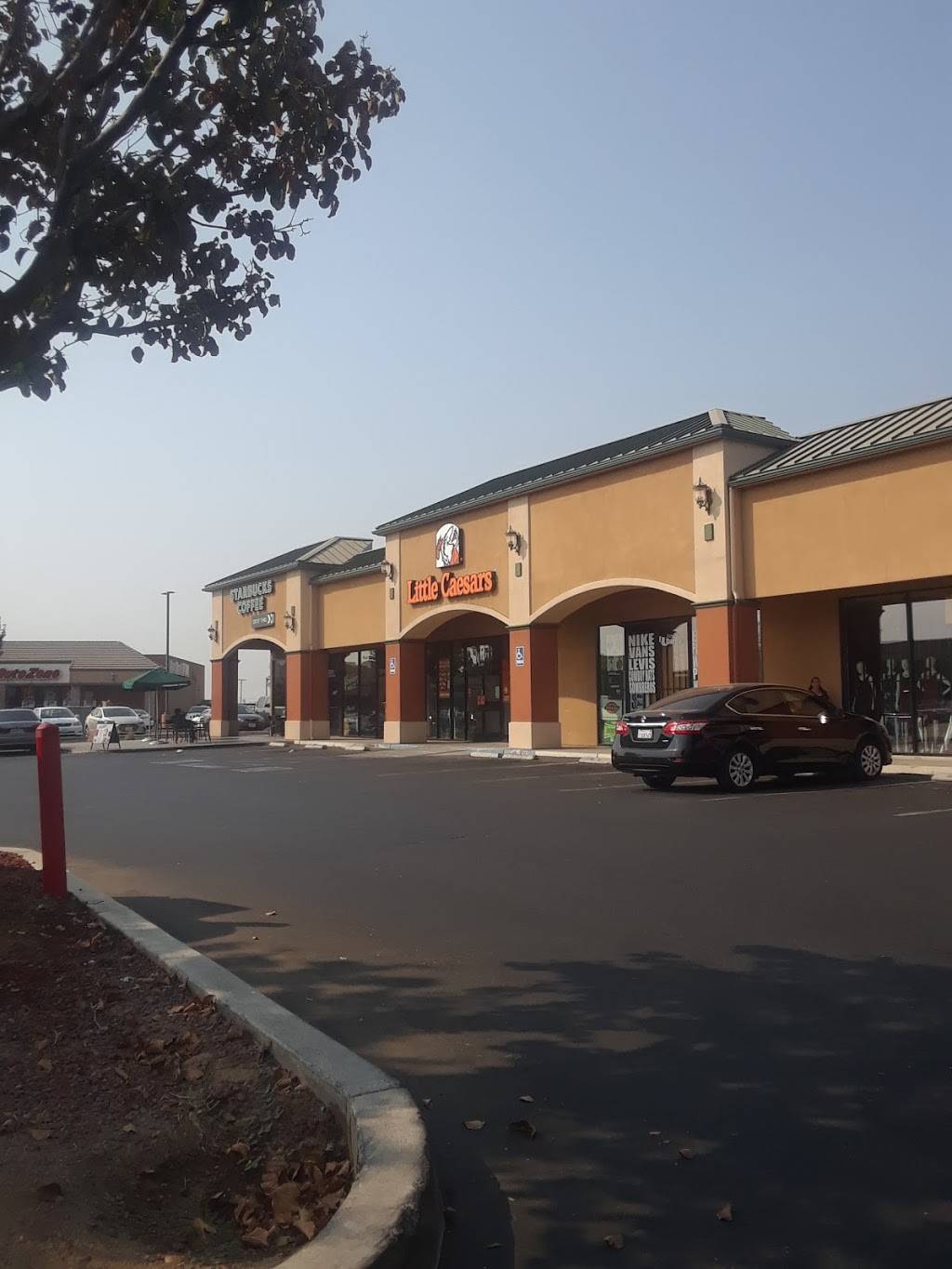 Little Caesars Pizza | meal takeaway | 216 CA-65, Lindsay, CA 93247, USA | 5595625628 OR +1 559-562-5628