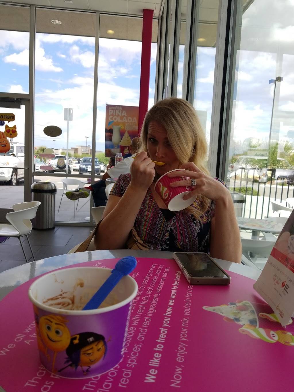 Menchies Frozen Yogurt | bakery | 10771 Gateway S Blvd, El Paso, TX 79934, USA | 9158210101 OR +1 915-821-0101