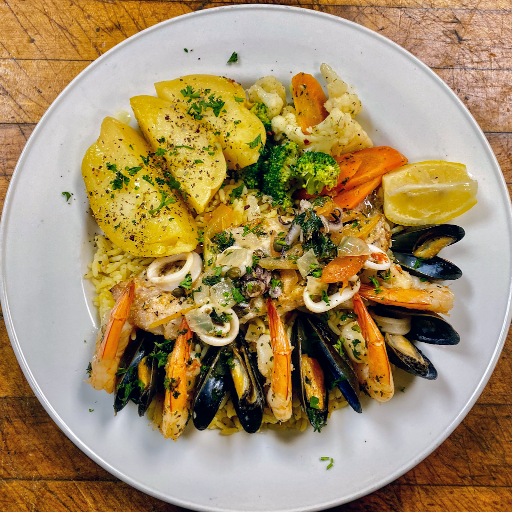 Mediterraneo Family Restaurant | restaurant | 425 University Ave, Waterloo, ON N2K 4C9, Canada | 5195698100 OR +1 519-569-8100