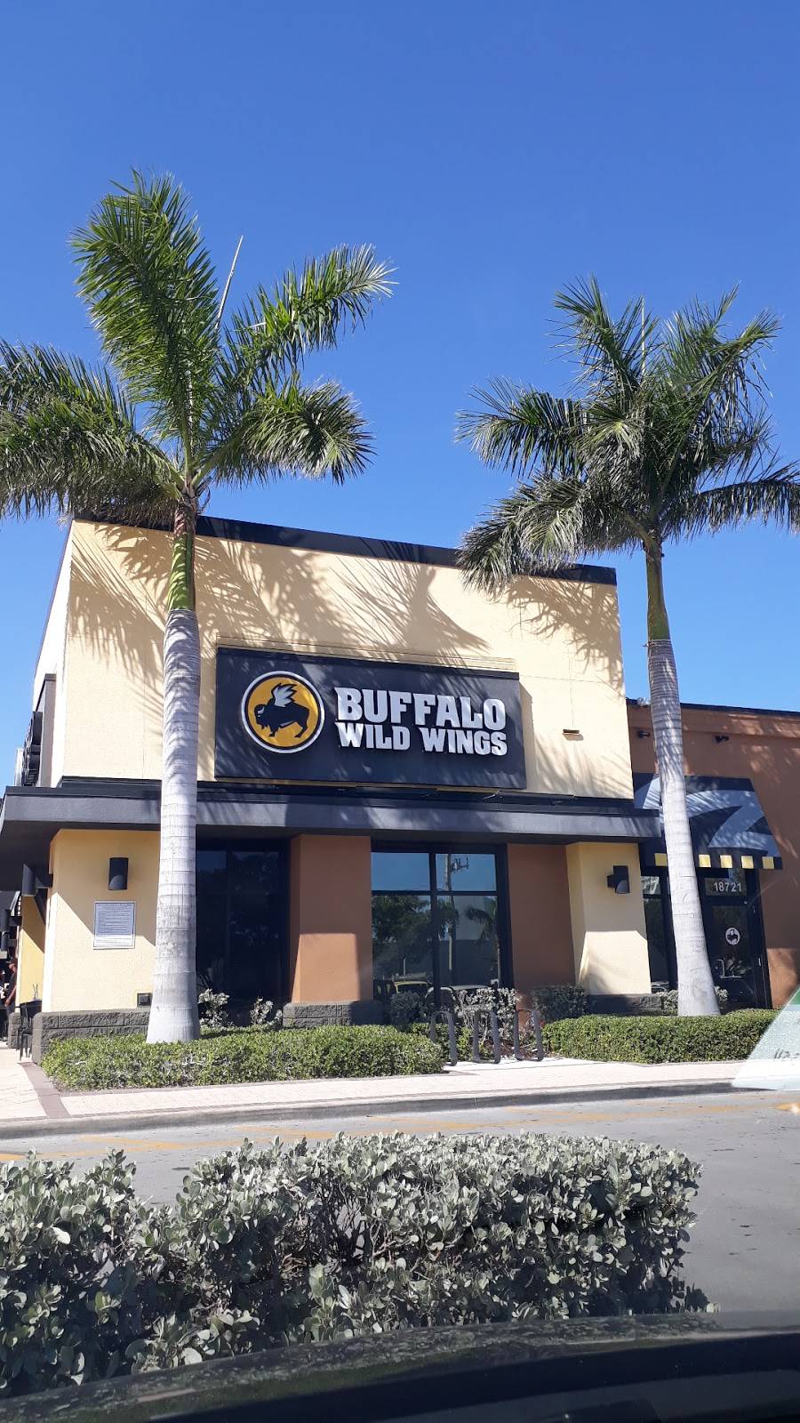 Buffalo Wild Wings | meal takeaway | 18721 Biscayne Blvd, Aventura, FL 33180, USA | 3056929995 OR +1 305-692-9995