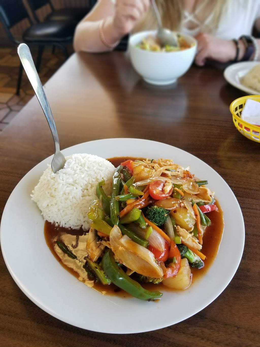 Pollys Thai Kitchen | restaurant | 402 SW Sheridan Rd, Lawton, OK 73505, USA | 5806998082 OR +1 580-699-8082