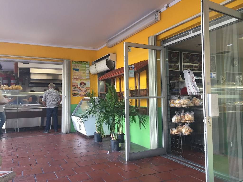 El Castillo de las Frutas | restaurant | 4290 E 4th Ave, Hialeah, FL 33013, USA | 3054596789 OR +1 305-459-6789