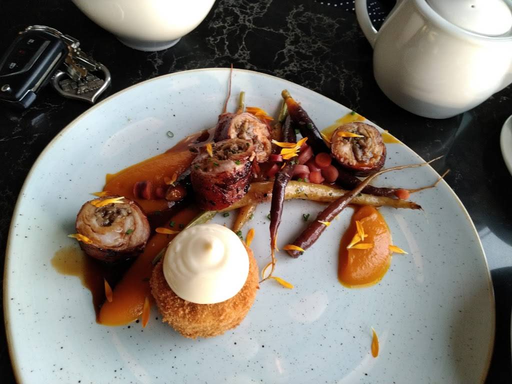 Le ST Laurent Restaurant | restaurant | 460 St. Laurent Boulevard, Penthouse, Ottawa, ON K1K 4Z2, Canada | 6134211444 OR +1 613-421-1444