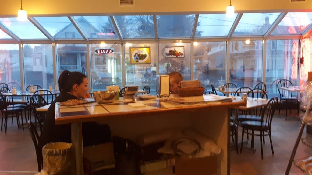 Casse-Croute Chez Pat | restaurant | 537 Avenue Champlain, Disraeli, QC G0N 1E0, Canada | 4184491794 OR +1 418-449-1794