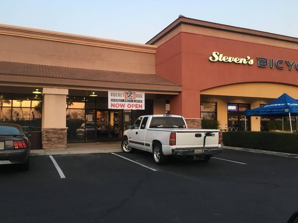 Rocket Dog Gourmet Brats & Brew- Clovis | restaurant | 1365 N Willow Ave #160, Clovis, CA 93619, USA | 5593218754 OR +1 559-321-8754