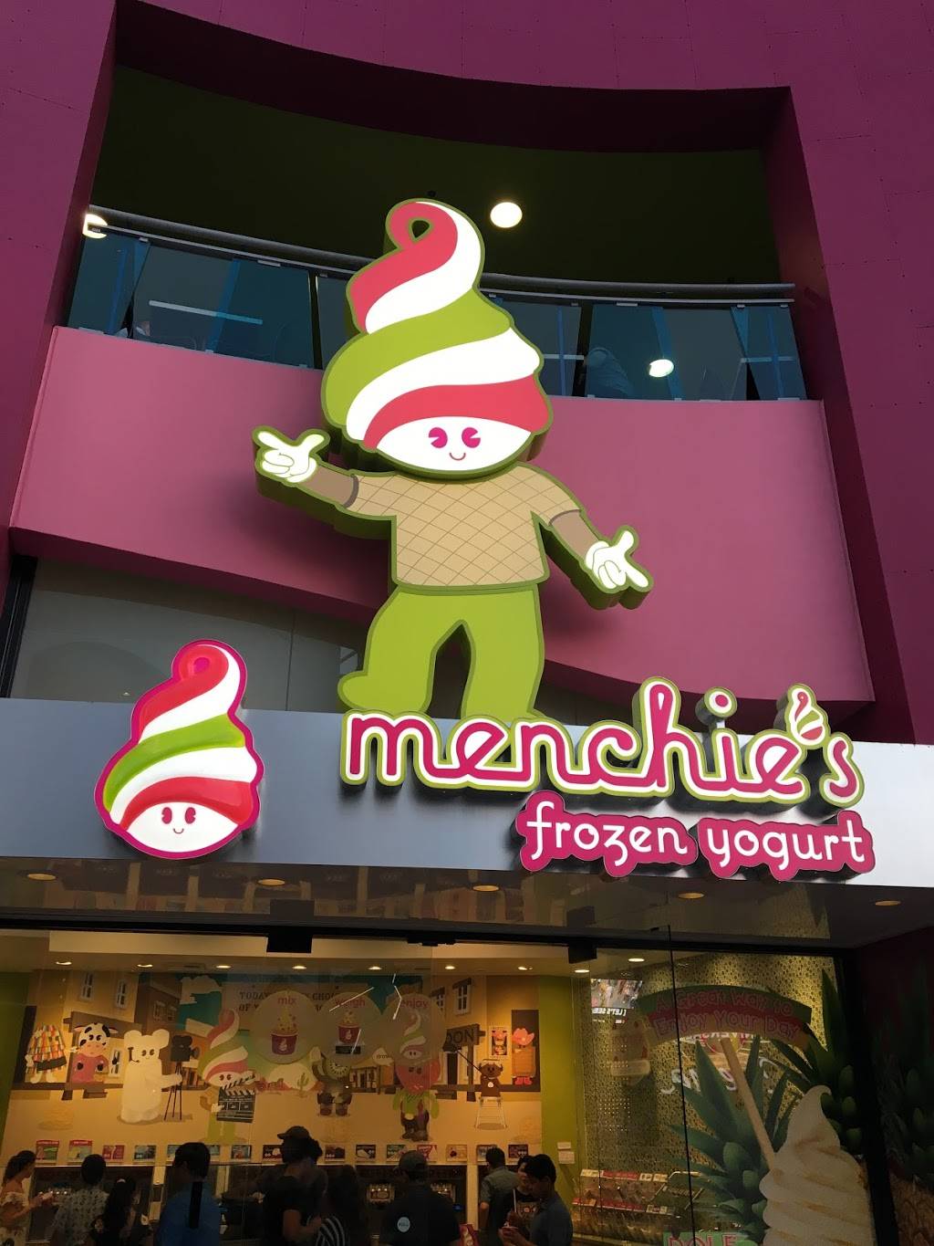Menchies Frozen Yogurt | bakery | 100 Universal City Plaza, Universal City, CA 91608, USA | 8186224605 OR +1 818-622-4605