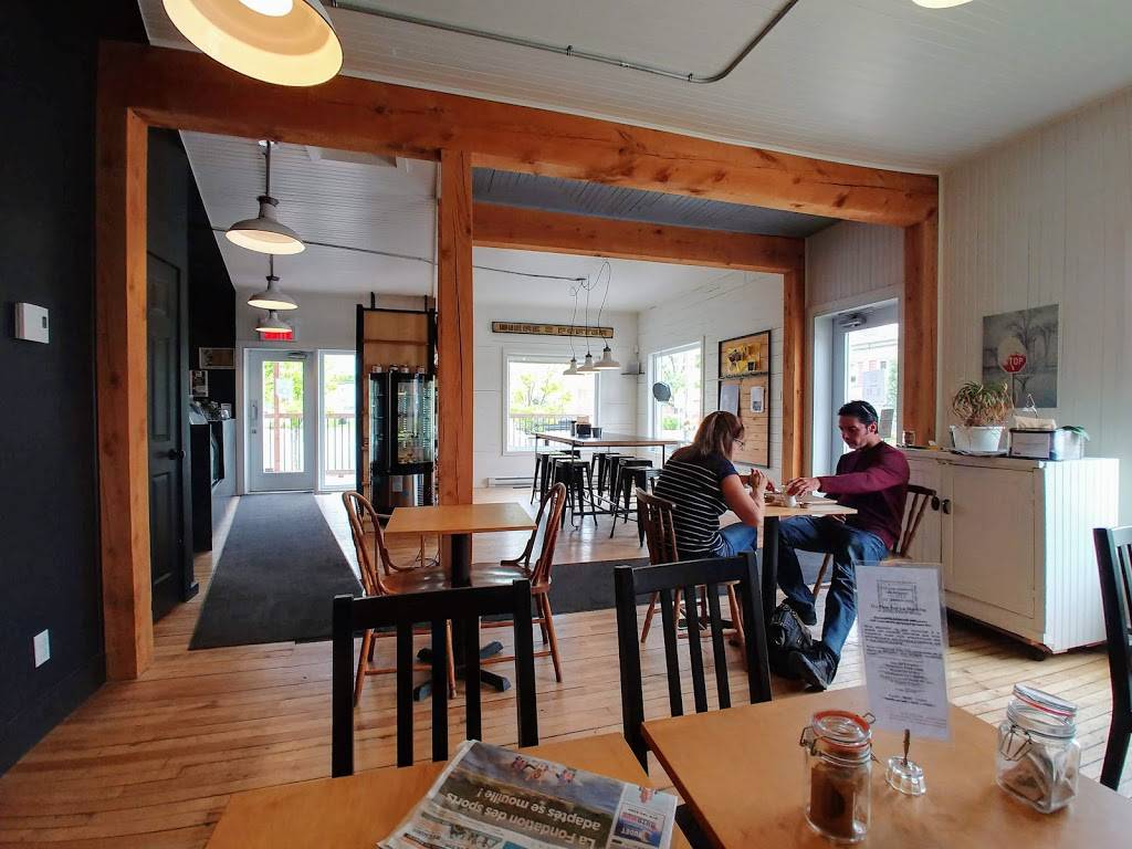 Du Pain sur la Planche | bakery | 6323 Rue Salaberry, Lac-Mégantic, QC G6B 1J2, Canada | 8195546956 OR +1 819-554-6956