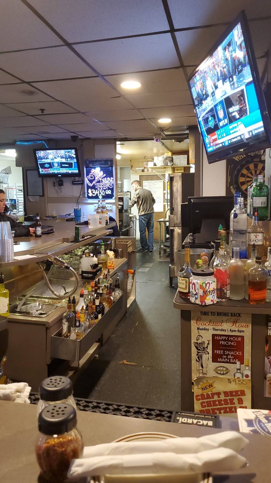 Watering Hole | restaurant | 2107 Velp Ave, Green Bay, WI 54303, USA | 9204340805 OR +1 920-434-0805