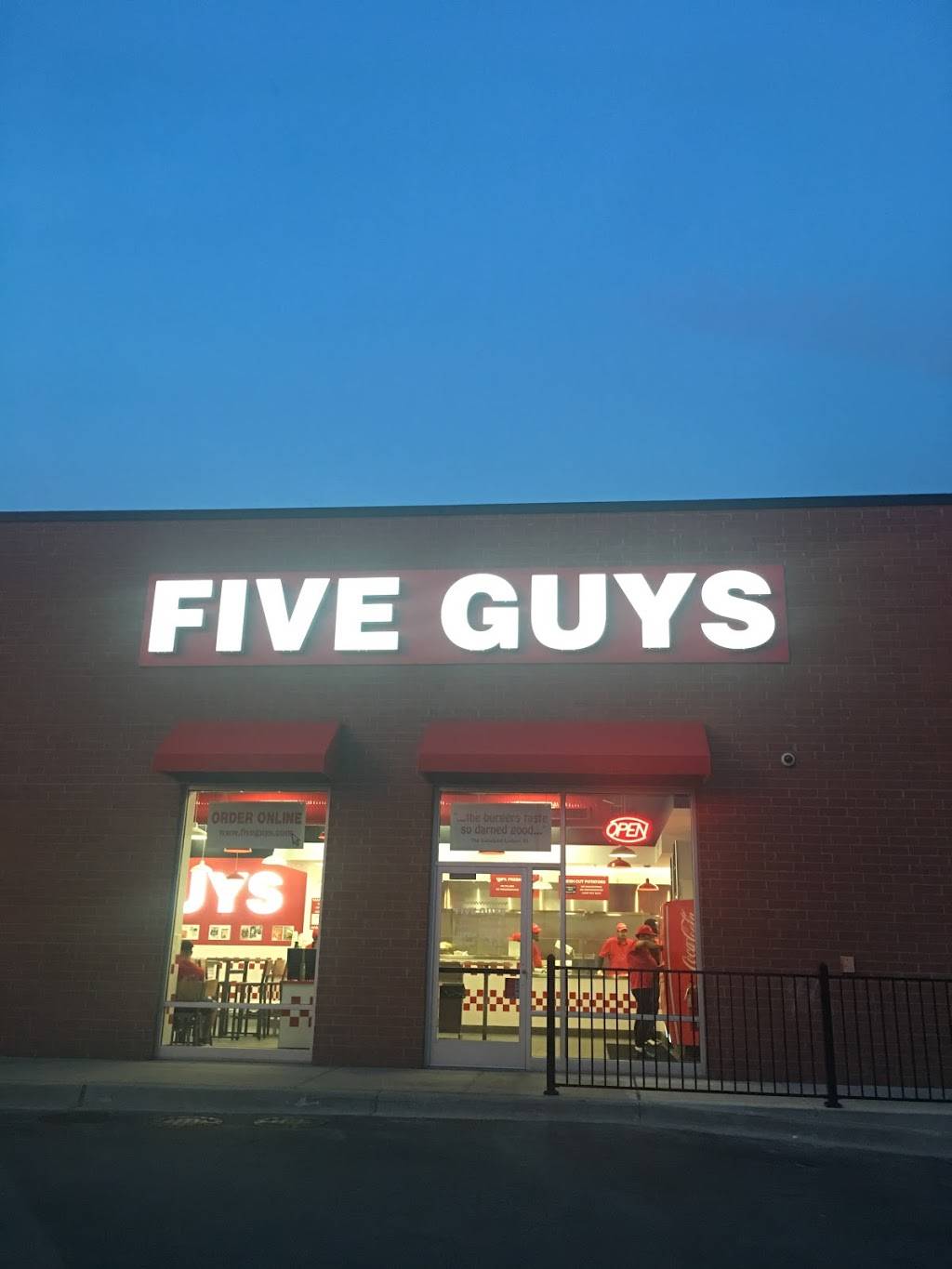 Five Guys | meal takeaway | 2440 95th St, Evergreen Park, IL 60805, USA | 7033399500 OR +1 703-339-9500
