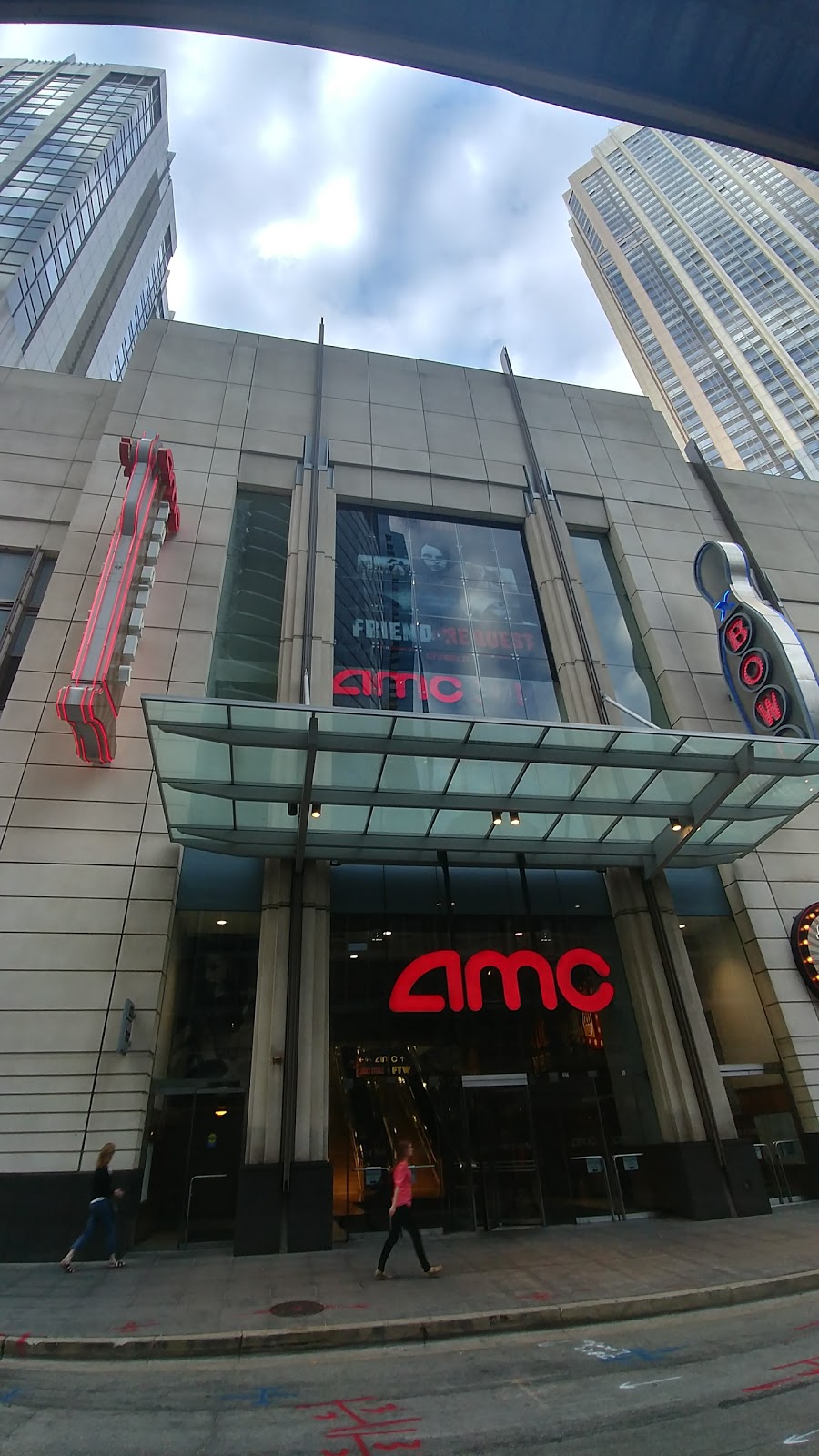 Lucky Strike Downtown Chicago | night club | 322 E Illinois St, Chicago, IL 60611, USA | 3122458331 OR +1 312-245-8331