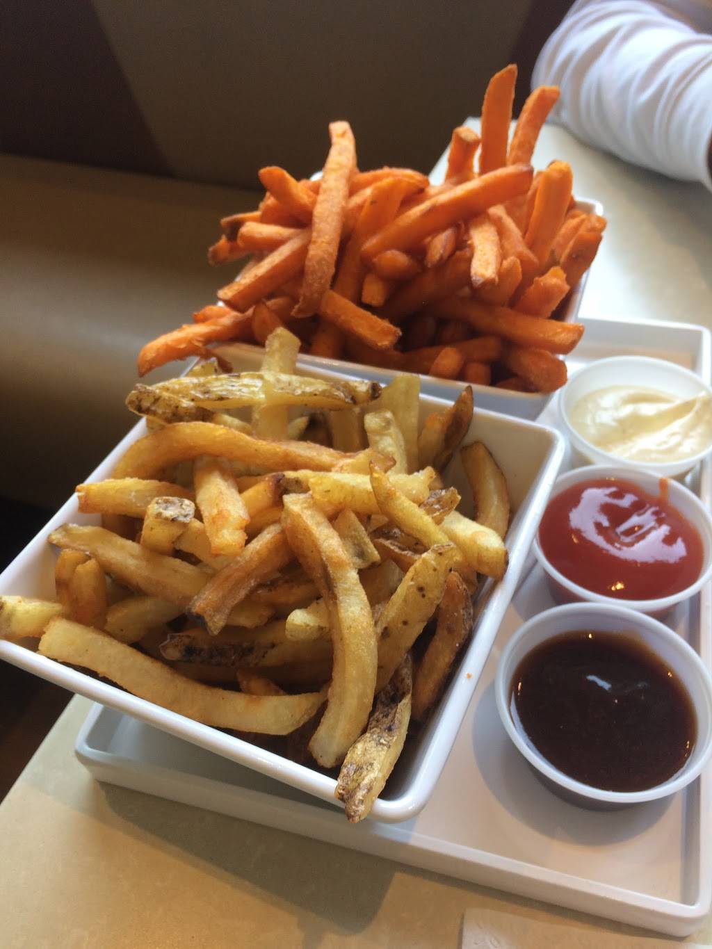 Mikes Burgers | restaurant | 600 Central Ave, Cedarhurst, NY 11516, USA | 5163417150 OR +1 516-341-7150