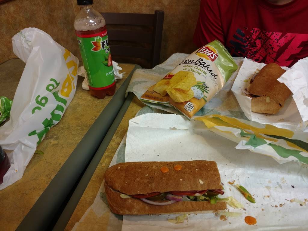 Subway | restaurant | 176 Main St, Southbridge, MA 01550, USA | 5087646396 OR +1 508-764-6396