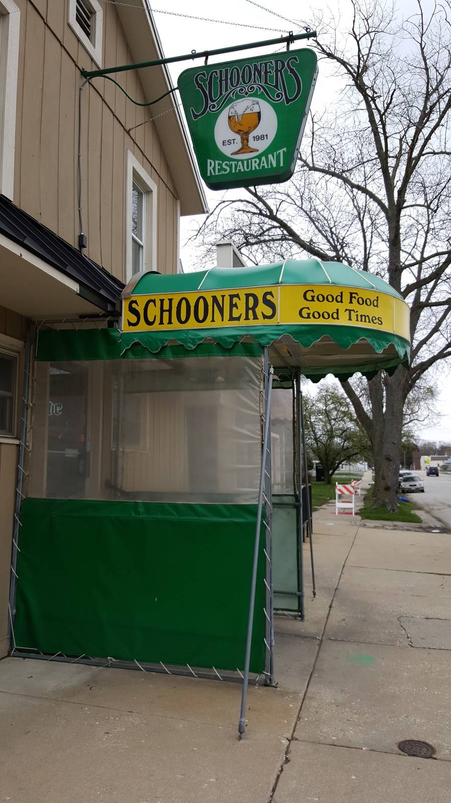 Schooners | restaurant | 810 E Grove St, Bloomington, IL 61701, USA | 3098296841 OR +1 309-829-6841