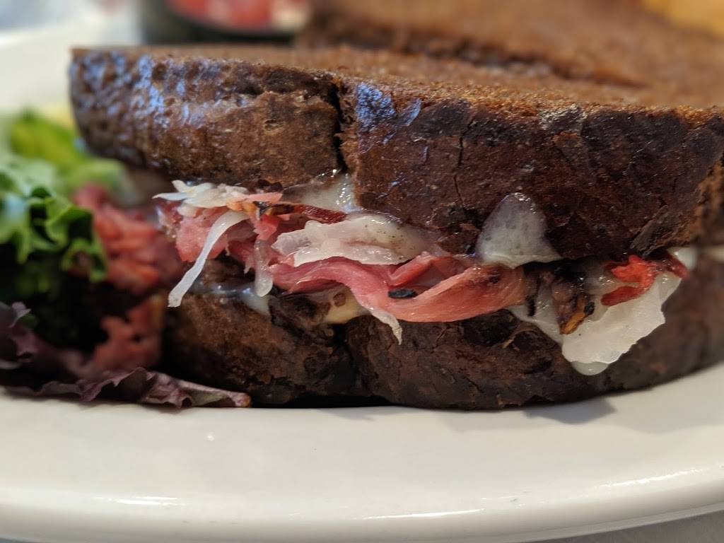 Onions Pub and Restaurant | restaurant | 255 Main St, Tilton, NH 03276, USA | 6032867774 OR +1 603-286-7774