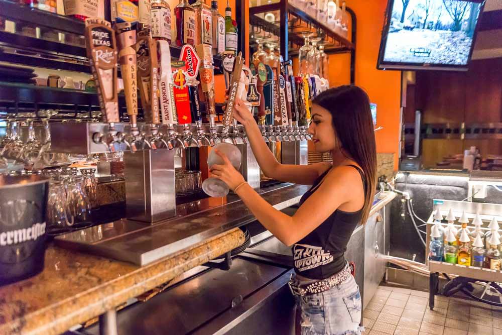 Jakes Burgers and Beer | restaurant | 2422 N Henderson Ave, Dallas, TX 75206, USA | 2148265253 OR +1 214-826-5253