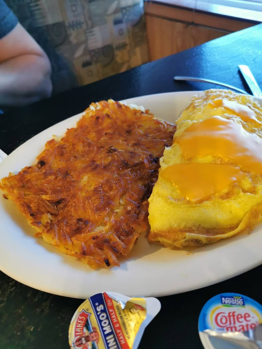 Tom & Tiffs | restaurant | 607 S Hazel St, Glenwood, IA 51534, USA | 7125274168 OR +1 712-527-4168