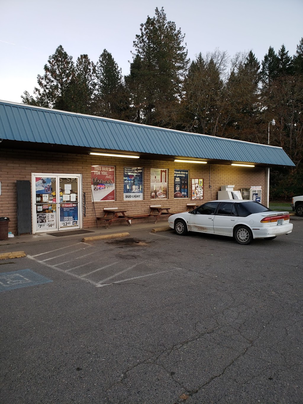 Riverbanks Market | meal takeaway | 5635 Riverbanks Rd, Grants Pass, OR 97527, USA | 5414717183 OR +1 541-471-7183