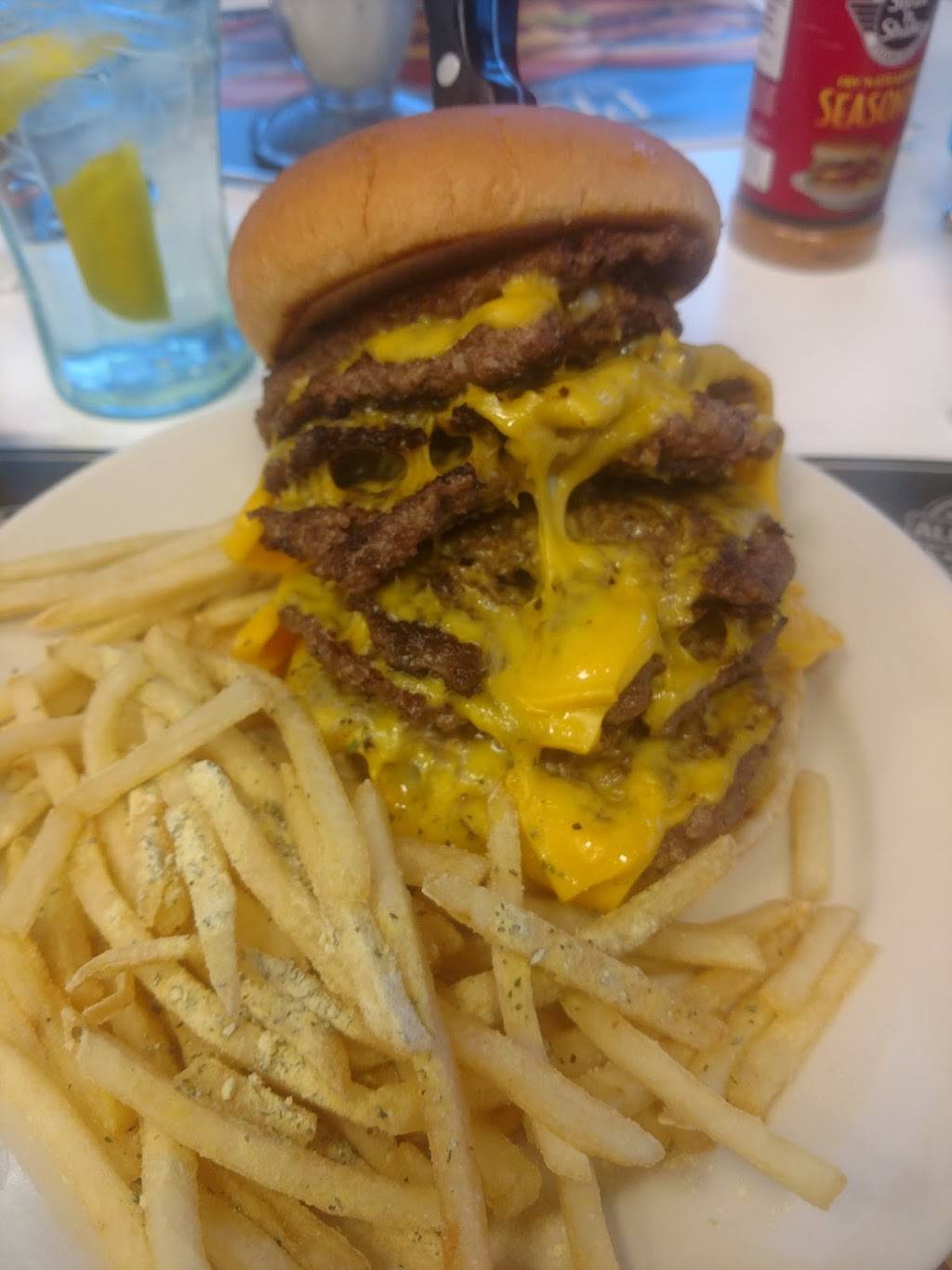 Steak n Shake | restaurant | 2288 N Park Dr, Holland, MI 49424, USA | 6163959627 OR +1 616-395-9627