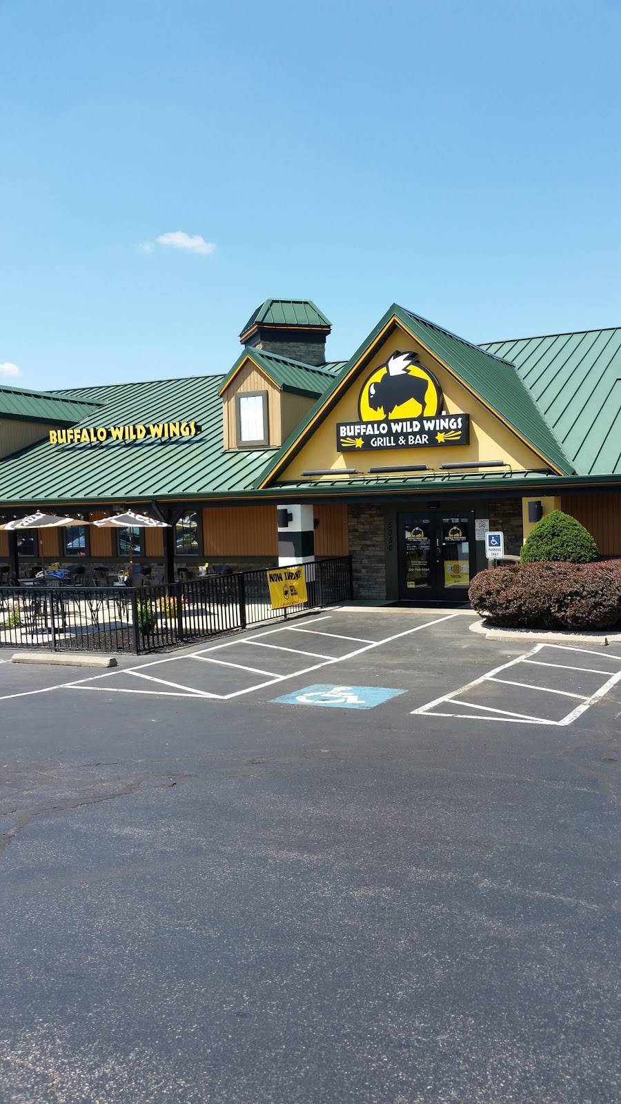 Buffalo Wild Wings | restaurant | 5050 Eastpointe Dr, Medina, OH 44256, USA | 3307649464 OR +1 330-764-9464