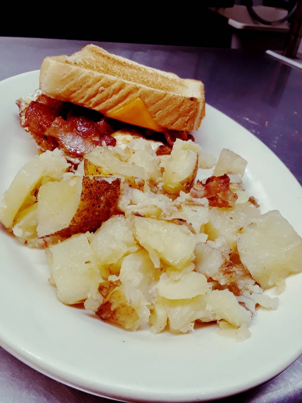 M. Clancy’s | restaurant | 211 US-50, Rosebud, MO 63091, USA | 5737649310 OR +1 573-764-9310