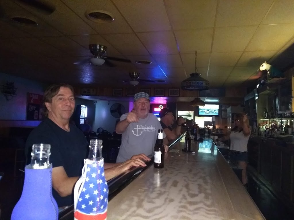 Mikes Ten-Pin Lounge | restaurant | 18 E Broadway, Alton, IL 62002, USA | 6184656565 OR +1 618-465-6565