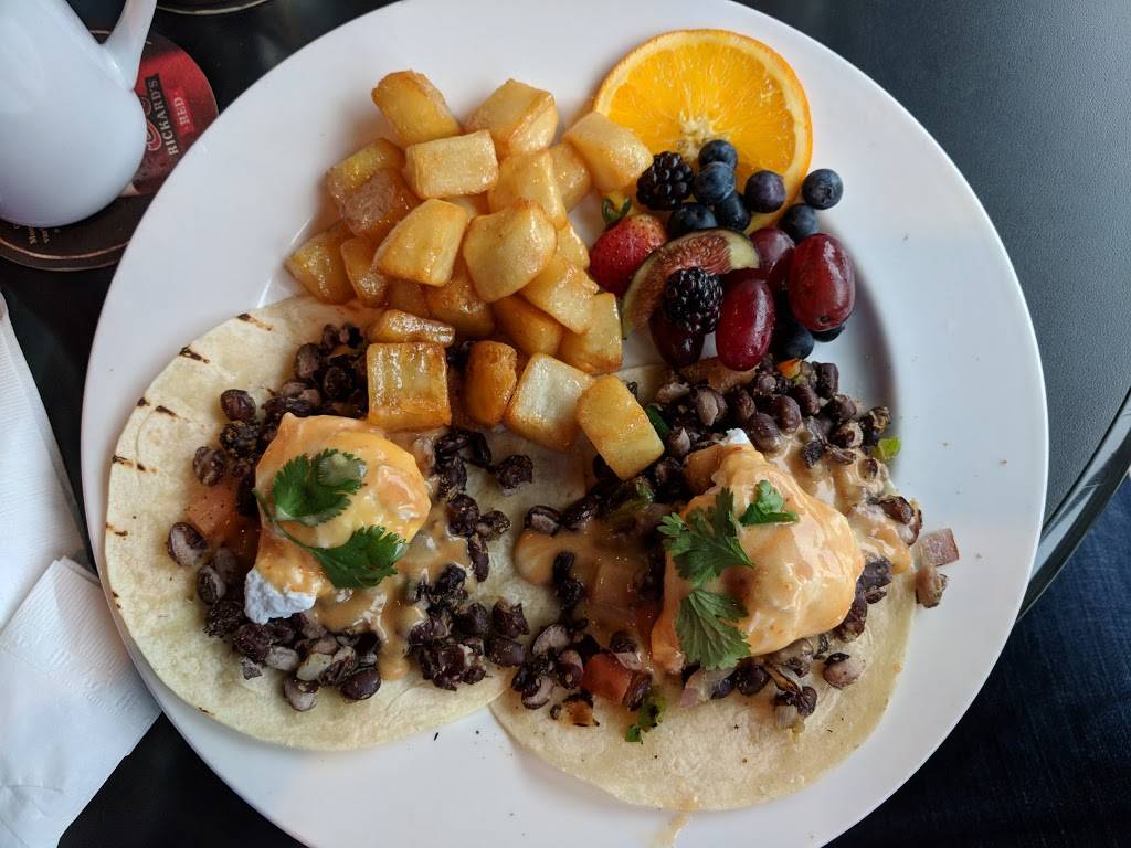 Mackenzies High Park | restaurant | 1982 Bloor St W, Toronto, ON M6P 3K9, Canada | 4167677246 OR +1 416-767-7246