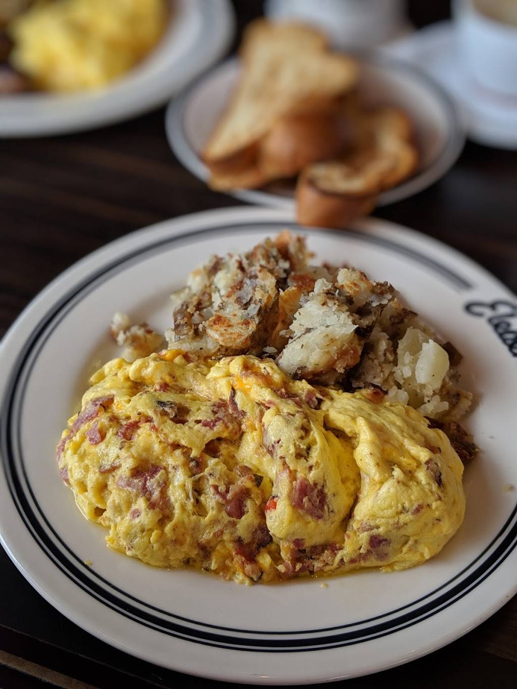 Eleven City Los Angeles | restaurant | 5400 Wilshire Blvd, Los Angeles, CA 90036, USA | 3237611211 OR +1 323-761-1211