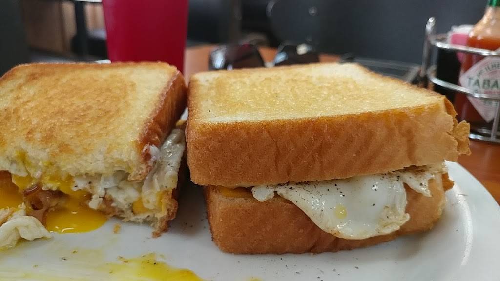 Bunkers LLC | restaurant | 220 Old Rte 36, Illiopolis, IL 62539, USA | 2174865100 OR +1 217-486-5100