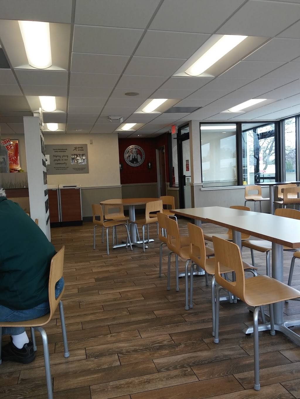 Wendys | restaurant | 18800 Mack Ave, Grosse Pointe Farms, MI 48236, USA | 3136401399 OR +1 313-640-1399