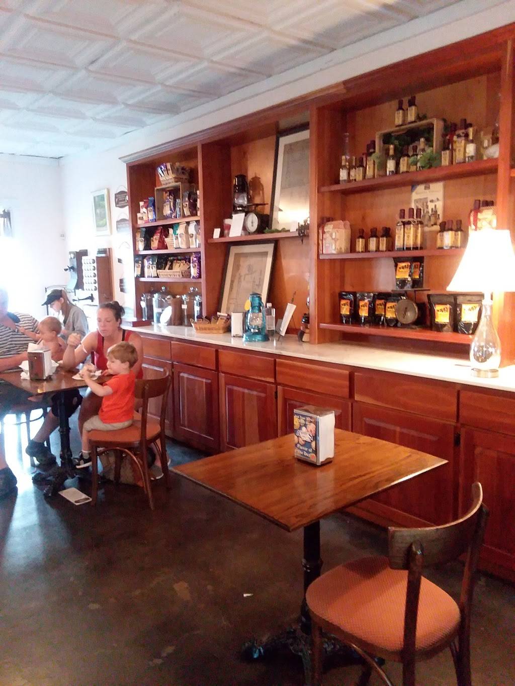 Leona General Store | restaurant | North Leona Blvd, 136 TX-75, Leona, TX 75850, USA | 9033442202 OR +1 903-344-2202