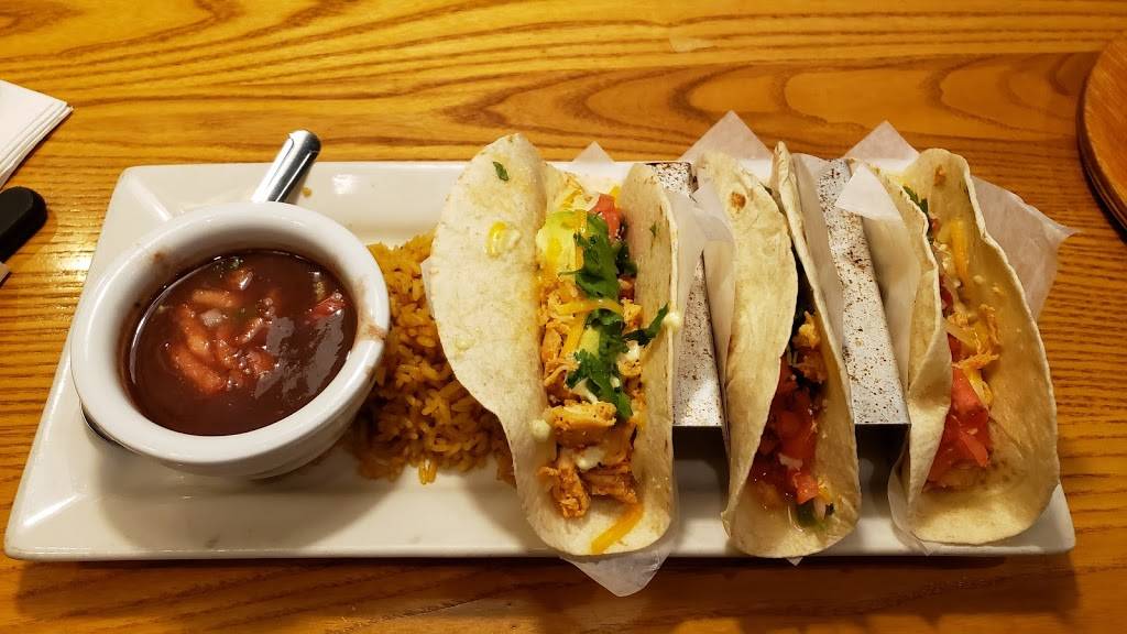 Chilis Grill & Bar | restaurant | 1840 County Road B2 W, Roseville, MN 55113, USA | 6516337718 OR +1 651-633-7718