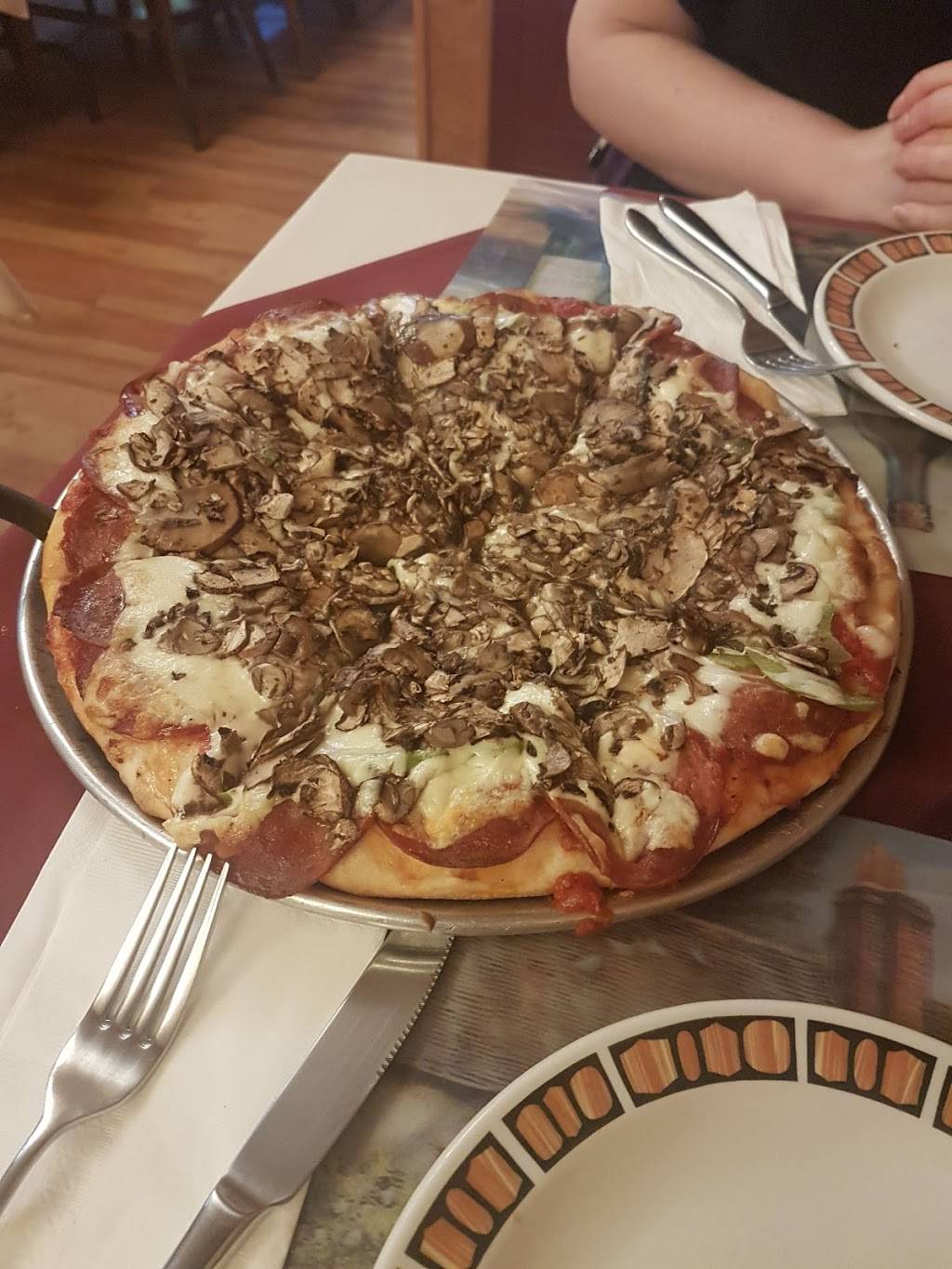 Coronet Pizza | restaurant | 1671 Rue Poirier, Saint-Laurent, QC H4L 1J2, Canada | 5147445847 OR +1 514-744-5847