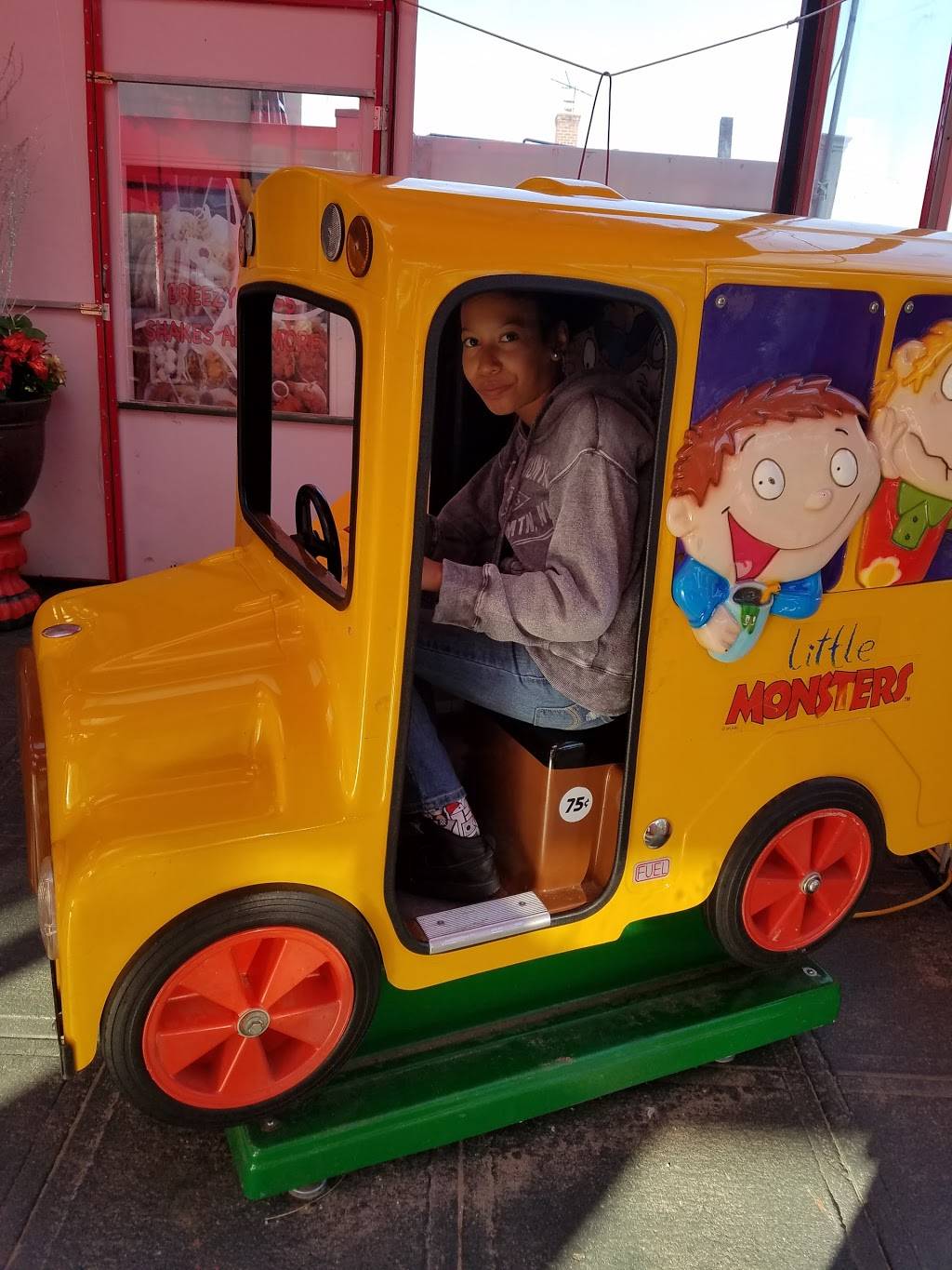 Breezy Dogs Shakes & More | restaurant | 410 Beach 129th St, Rockaway Park, NY 11694, USA | 7186347000 OR +1 718-634-7000