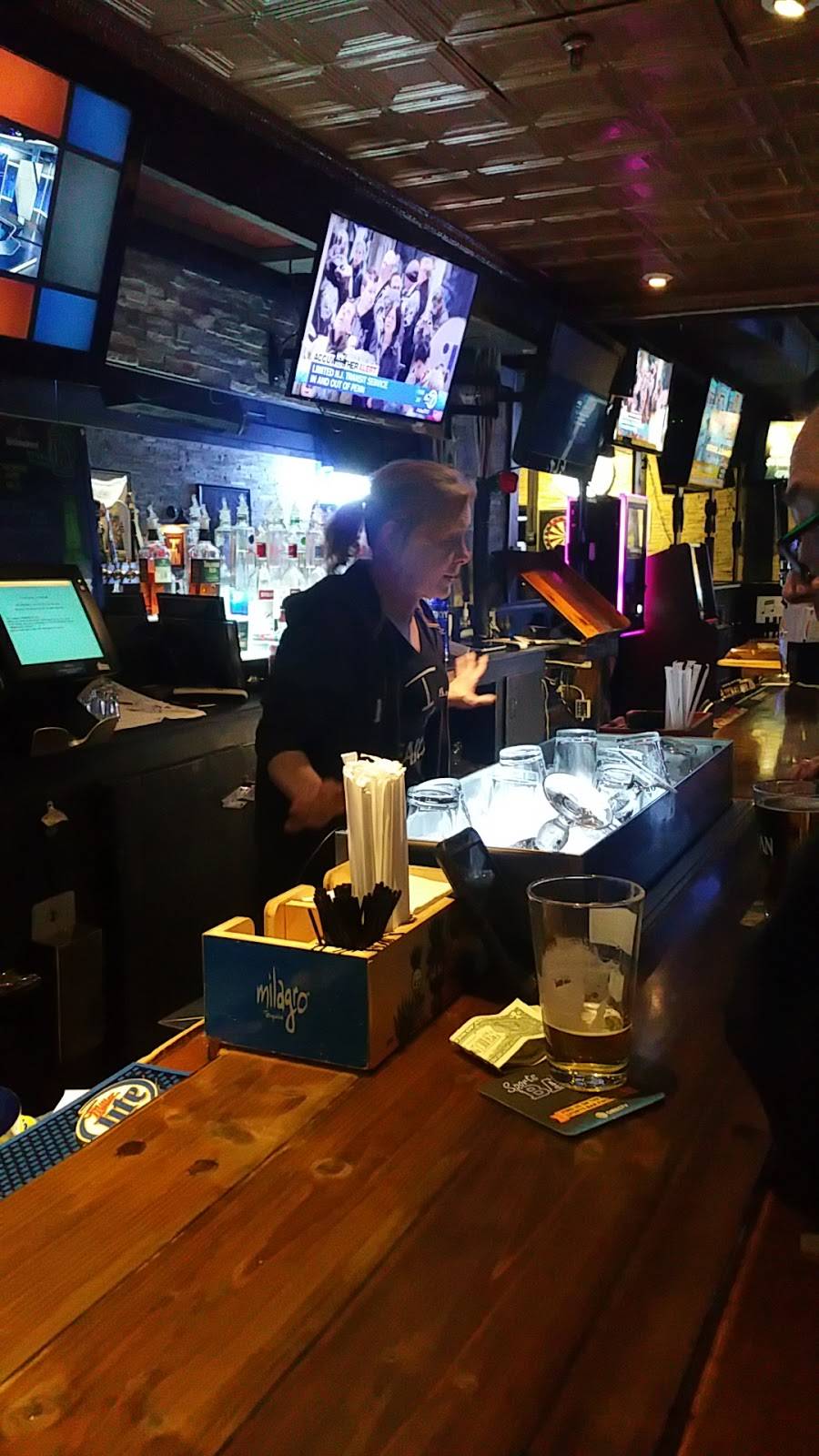 The Headliner Bar & Grill | night club | 370 W Old Country Rd, Hicksville, NY 11801, USA | 5165130420 OR +1 516-513-0420