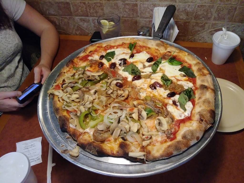 Giovannis New York Pizza | restaurant | 520 E Market St, Leesburg, VA 20176, USA | 7037778440 OR +1 703-777-8440
