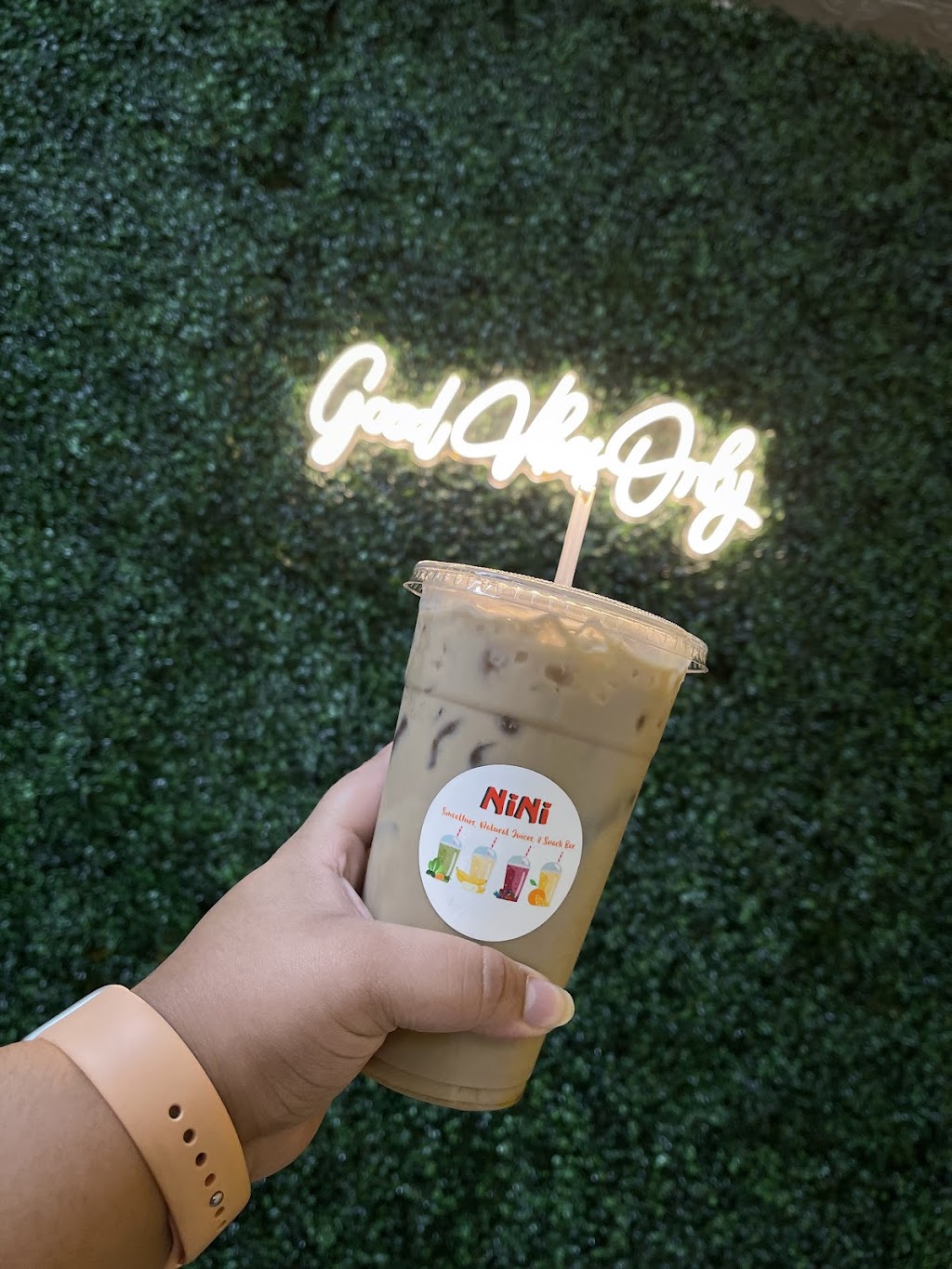 Ninis Smoothie Bar | restaurant | 227 E 204th St, Bronx, NY 10458, USA | 3472973543 OR +1 347-297-3543