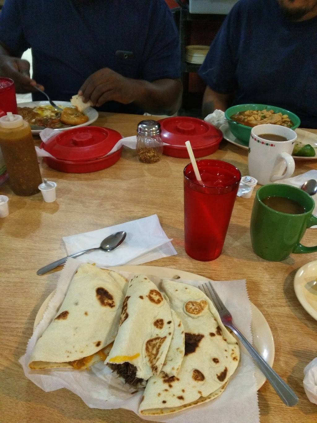 La Tapatia Restaurant | restaurant | 420 S San Patricio St, Sinton, TX 78387, USA | 3613641691 OR +1 361-364-1691