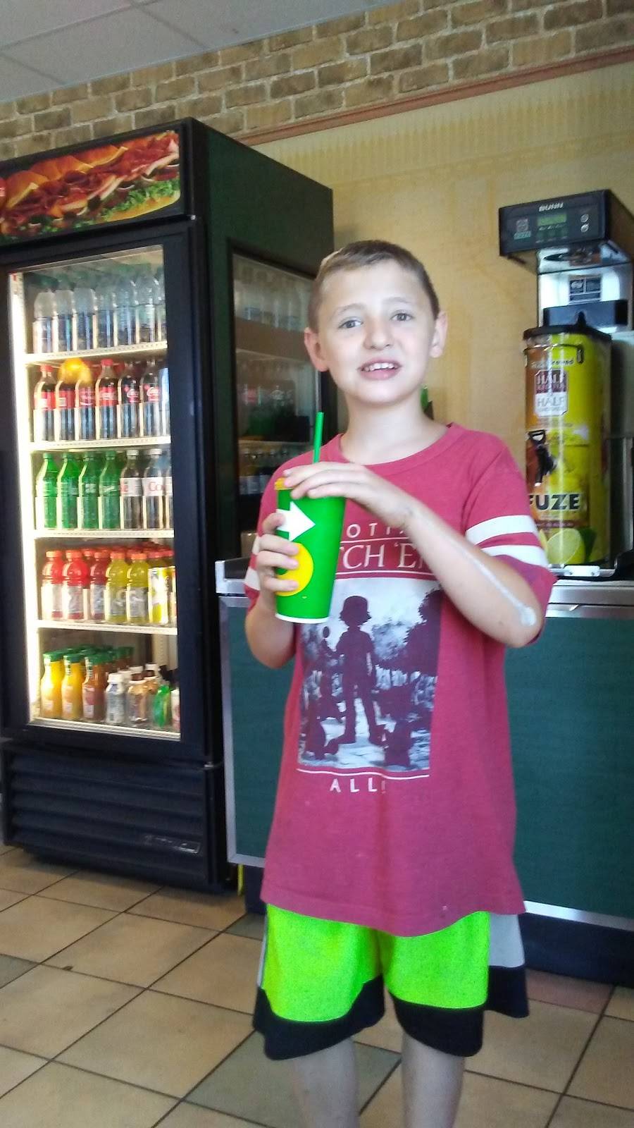 Subway | restaurant | 1085 N Main St, Dayville, CT 06241, USA | 8607791001 OR +1 860-779-1001