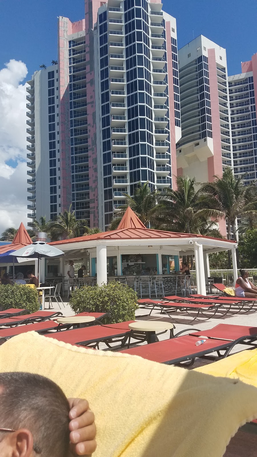 Plunge Bar & Grill | restaurant | 19201 Collins Ave, Sunny Isles Beach, FL 33160, USA | 3059322233 OR +1 305-932-2233