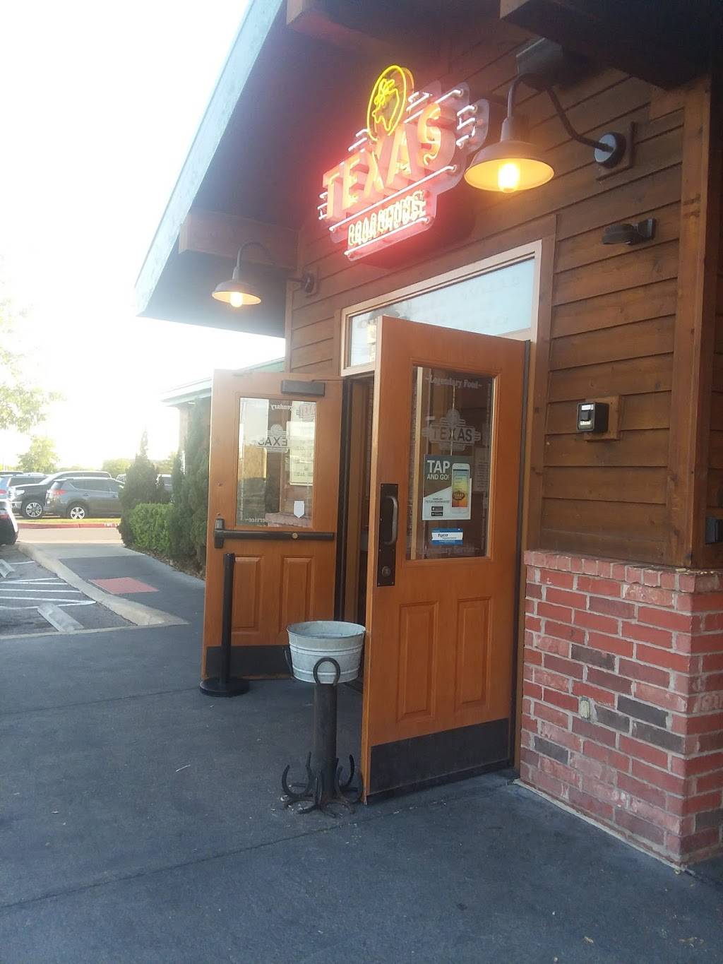 Texas Roadhouse | restaurant | 2751 SE Military Dr, San Antonio, TX 78223, USA | 2103331515 OR +1 210-333-1515