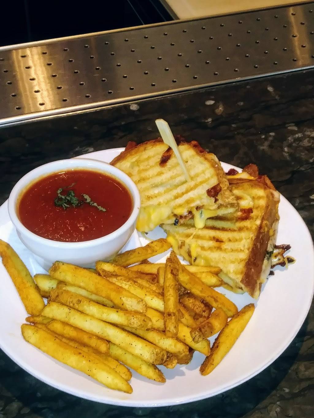 Tiny Tavern | night club | 600 E Grand Ave, Chicago, IL 60611, USA | 3123743923 OR +1 312-374-3923