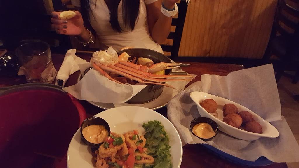 Charleston Crab Shacks | restaurant | 26 Center St, Folly Beach, SC 29439, USA | 8435883080 OR +1 843-588-3080