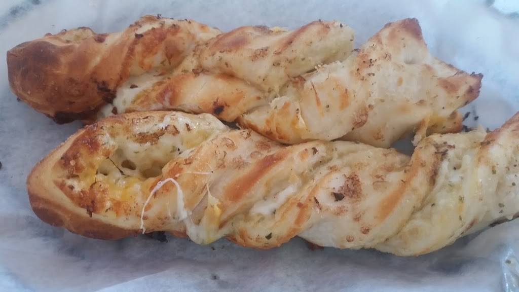 Round Table Pizza | meal delivery | 2854 Mountain Blvd, Oakland, CA 94602, USA | 5103363333 OR +1 510-336-3333