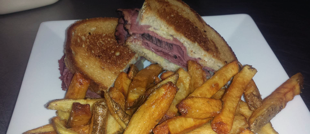 Matts Place - Legion 631 | restaurant | 4034 Bath Rd, Kingston, ON K7M 4Y4, Canada | 6133896605 OR +1 613-389-6605